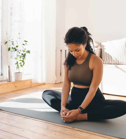 Active,African,American,Pregnant,Woman,Practicing,Yoga,,Sitting,In,Butterfly Zwanger en sporten